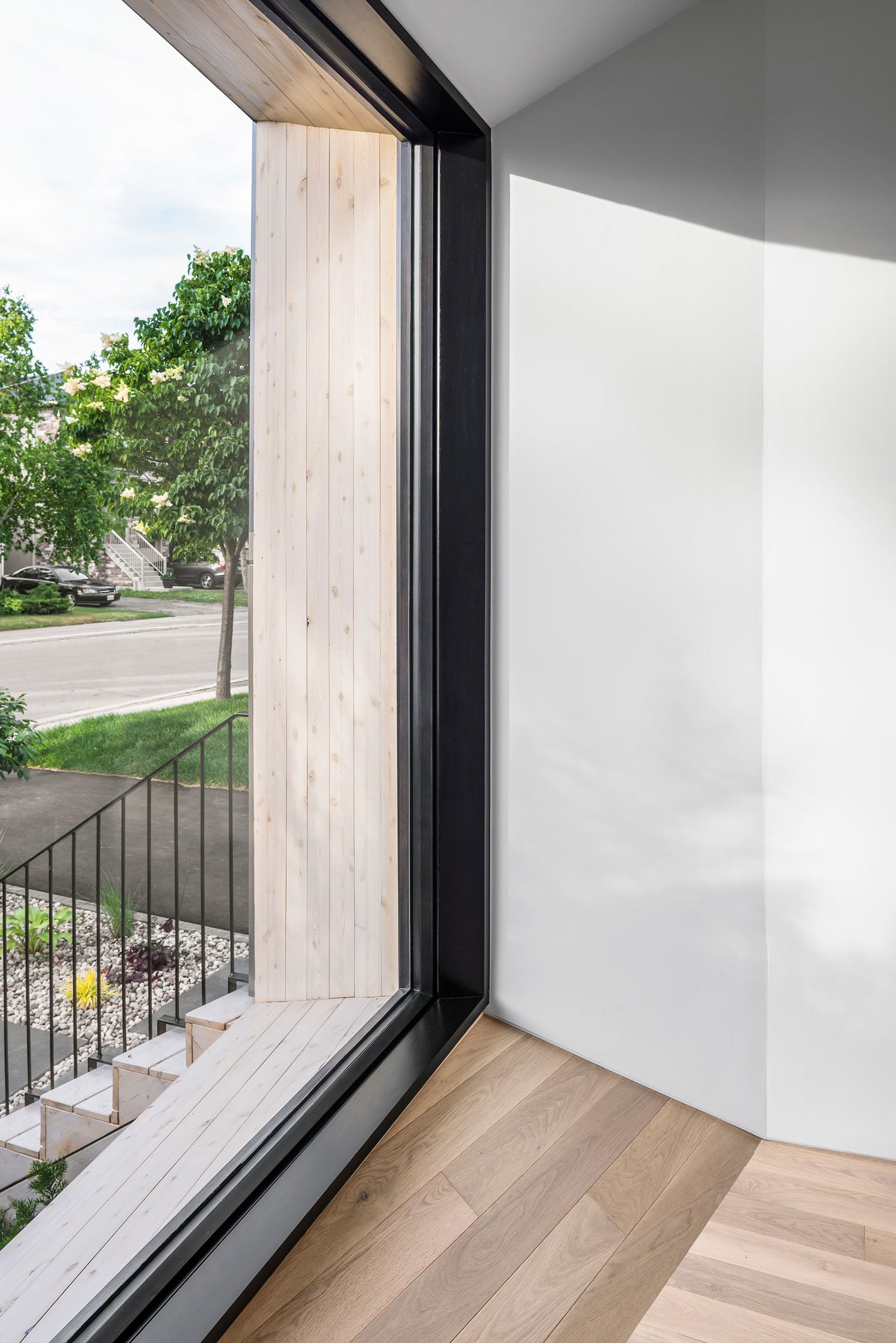Detail of deep-set window showcasing articulations in Tesseract House design.